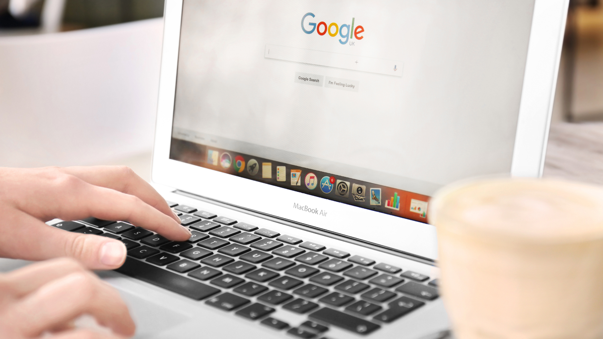 Descubre qué es el SEM (Search Engine Marketing), cómo funciona y por qué puede ser clave para atraer más clientes y mejorar la visibilidad de tu empresa.